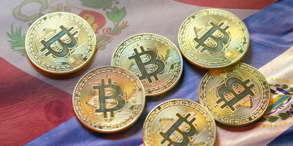 El Salvador ya cuenta con millones de usuarios de bitcoin y Perú aumentó en transacciones. Composición por CriptoNoticias. leungchopan / elements.envato.com; wirestock / freepik.com; twenty20photos / elements.envato.com.