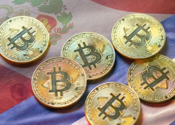 El Salvador ya cuenta con millones de usuarios de bitcoin y Perú aumentó en transacciones. Composición por CriptoNoticias. leungchopan / elements.envato.com; wirestock / freepik.com; twenty20photos / elements.envato.com.