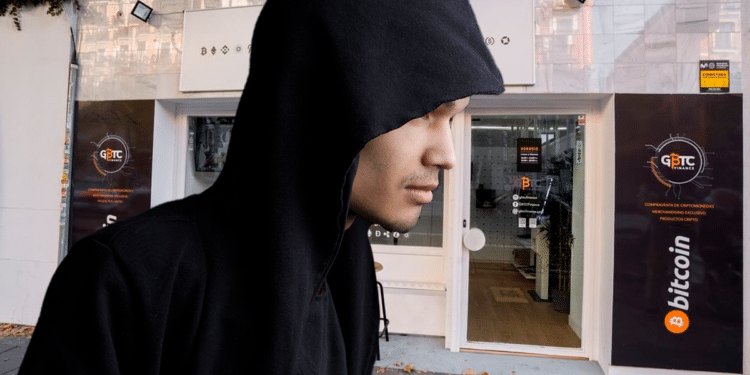 La policía catalana abrió una investigación para dar con los ladrones que extrajeron un cajero bitcoin de una tienda de GBTC Finance. Composición por CriptoNoticias. Fuentes:  mimagephotography  /  elements.envato.com  ;  instagram.com .