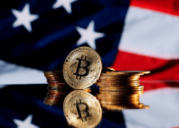 Bitcoin y bandera de Estados Unidos.