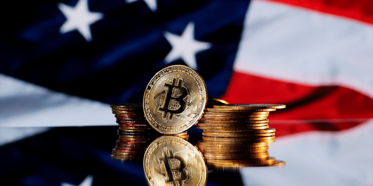 Bitcoin y bandera de Estados Unidos.