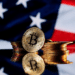 Bitcoin y bandera de Estados Unidos.