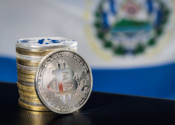 Max Keiser cree que Bitcoin en El Salvador es la declaración de independencia. Composición por CriptoNoticias. Fuentes:  igor-faun  /  stock.adobe.com .