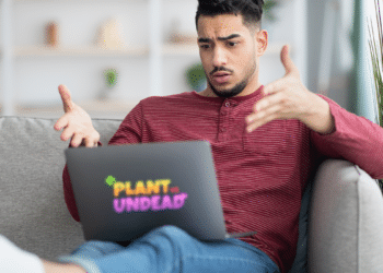 Una serie de cambios anunciados en Plant vs Undead alteró a la comunidad, aunque los desarrolladores aseguran que traerá beneficios. Composición por CriptoNoticias. Fuentes:  Prostock-studio /  elements.envato.com  ;  plantvsundead.com .