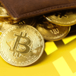 Billetera marrón con monedas de bitcoin sobre el logo de Binance