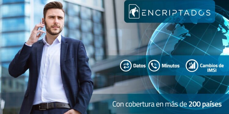 Hombre joven hablando por teléfono celular