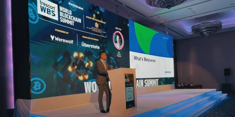 CEO de Phemex hablando en el escenario del World Blockchain Summit en Dubai