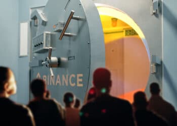 Binance Colombia ha bloqueado algunas cuentas de usuarios a pedido de autoridades de Holanda y Estados Unidos. Composición por CriptoNoticias.  freepik.com; NomadSoul1 / elements.envato.com.