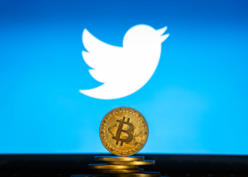 Alto ejecutivo financiero de Twitter niega la adopción de bitcoin por parte de la empresa. || Bitcoin on a stack of coins with Twitter logo on a laptop screen. SLOVENIA, LJUBLJANA - 24 02 2019
Por 24K-Production