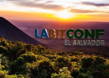 Paisaje de la selva con volcán al fondo de El Salvador