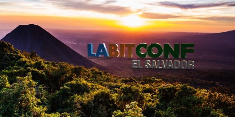 Paisaje de la selva con volcán al fondo de El Salvador