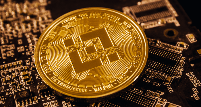 La actualización Bruno pretende incrementar el ritmo de quema de la criptomoneda BNB, con el fin de hacerla más escasa y así aumentar su valor. Composición por CriptoNoticias. Fuentes:  igor-faun  /  stock.adobe.com .