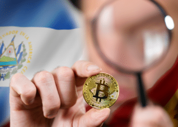 Lupa y BTC banderas de España y El Salvador.