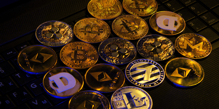 Los inversionistas seguirán de cerca los movimientos de precios de bitcoin en el primer trimestre. Composición por CriptoNoticias. Fuente:  Igor Faun / stock.adobe.