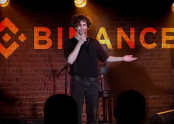 Binance organiza el Binance Comedy Fest en un teatro de Buenos Aires, Argentina. Composición por CriptoNoticias. Binance / binance.com; daniilvolkov / stock.adobe.com.