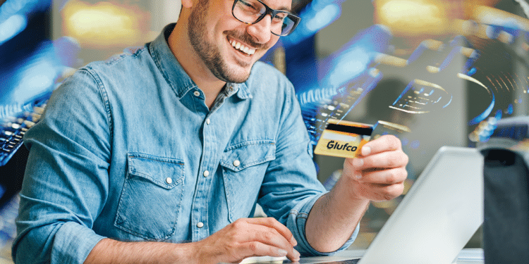 Persona comprando online con Glufco.