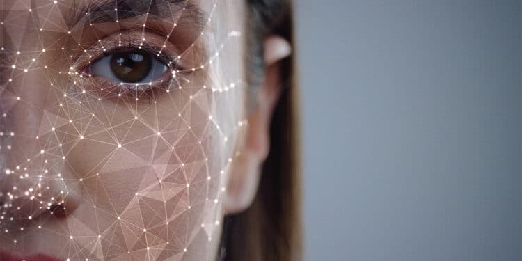 Rostro de mujer con lectura biométrica reflejada