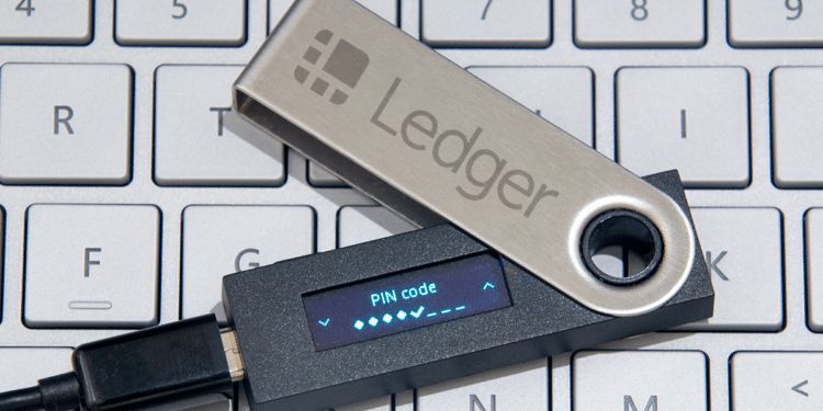 El nuevo Nano S+ ofrece todo lo bueno del Nano S (lanzado en 2016). 
 Composición por CriptoNoticias. Fuentes: Mingis / adobe.stock.