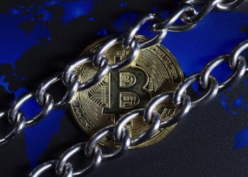 En 3 años la cantidad de países que han creado políticas restrictivas sobre bitcoin se ha triplicado. Composición por CriptoNoticias. xiao/ stock.adobe.com; hope/ stock.adobe.com