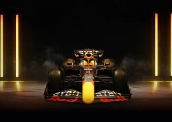 automovil de formula 1 con los logos de Red Bull y Bybit