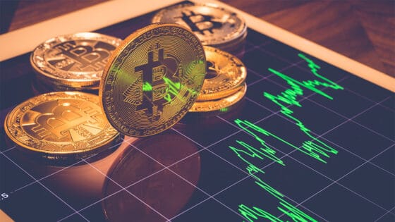 Pese a la caída, bitcoin da mejor rendimiento anual que el oro y las acciones