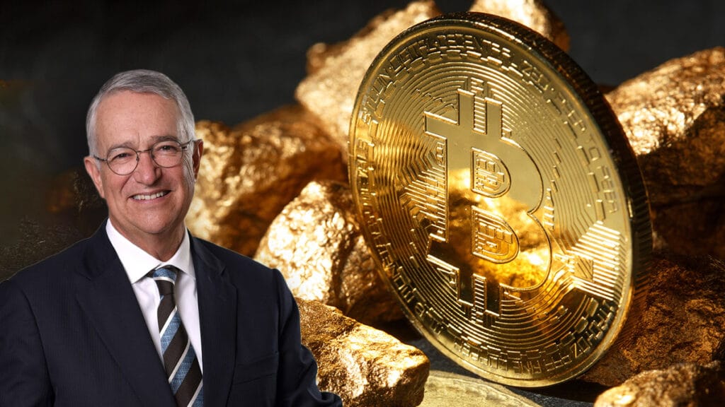 Ricardo Salinas Pliego junto con una moneda de Bitcoin.