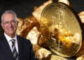 Ricardo Salinas Pliego junto con una moneda de Bitcoin.