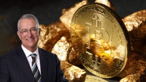 Ricardo Salinas Pliego junto con una moneda de Bitcoin.