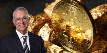 Ricardo Salinas Pliego junto con una moneda de Bitcoin.