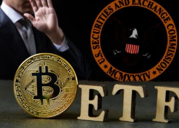 La SEC reafirma su posición contra los ETF de bitcoin al contado. Composición por CriptoNoticias. taa22/ stock.adobe.com; plysuikvv/ stock.adobe.com;  es.wikipedia.org  .