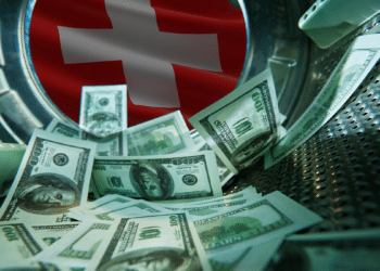 Dinero lavado y bandera de Suiza.