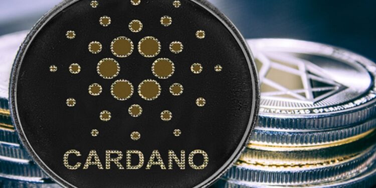 Moneda de Cardano recostada en dos pilas de criptomonedas