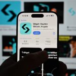 Manos sosteniendo un celular con la app de Bitget en pantalla.