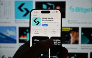 Manos sosteniendo un celular con la app de Bitget en pantalla.