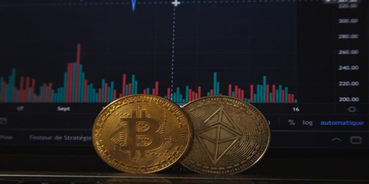 Una moneda BTC y otra de ETH paradas frente a gráfico de barras