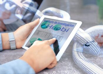 Persona sosteniedo una tablet en sus manos