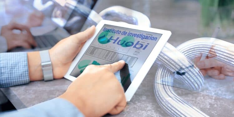 Persona sosteniedo una tablet en sus manos