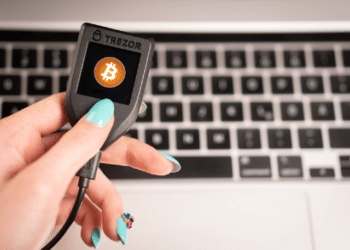 Trezor y otras wallets de criptomonedas actualizan su software para cumplir con la regla de viaje - Fuente: Nataly - stock.adobe.com