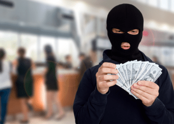 Delincuente con efectivo en el banco.