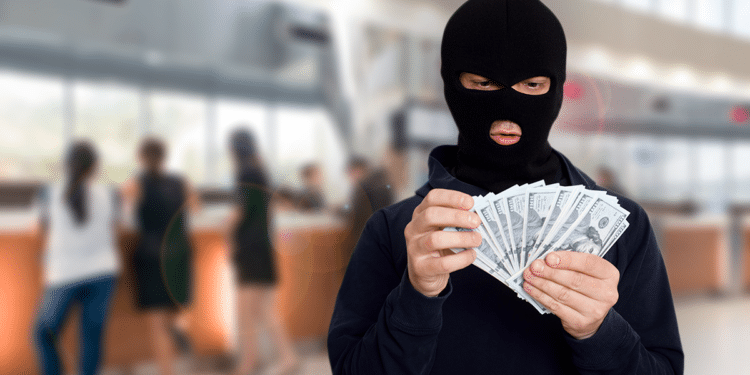 Delincuente con efectivo en el banco.
