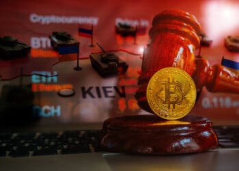 Estados Unidos y Europa buscan regular bitcoin y otras criptomonedas, de manera que no lleguen al sistema financiero de Rusia.  
 Composición por CriptoNoticias. guteksk7/ stock.adobe.com; successphoto/ stock.adobe.com