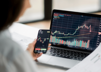 El análisis de mercado permite identificar posibles movimientos para el precio de bitcoin.  Composición por CriptoNoticias. Fuente: Kateryna / adobe.stock.