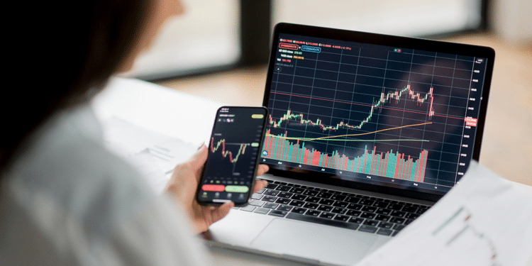 El análisis de mercado permite identificar posibles movimientos para el precio de bitcoin.  Composición por CriptoNoticias. Fuente: Kateryna / adobe.stock.