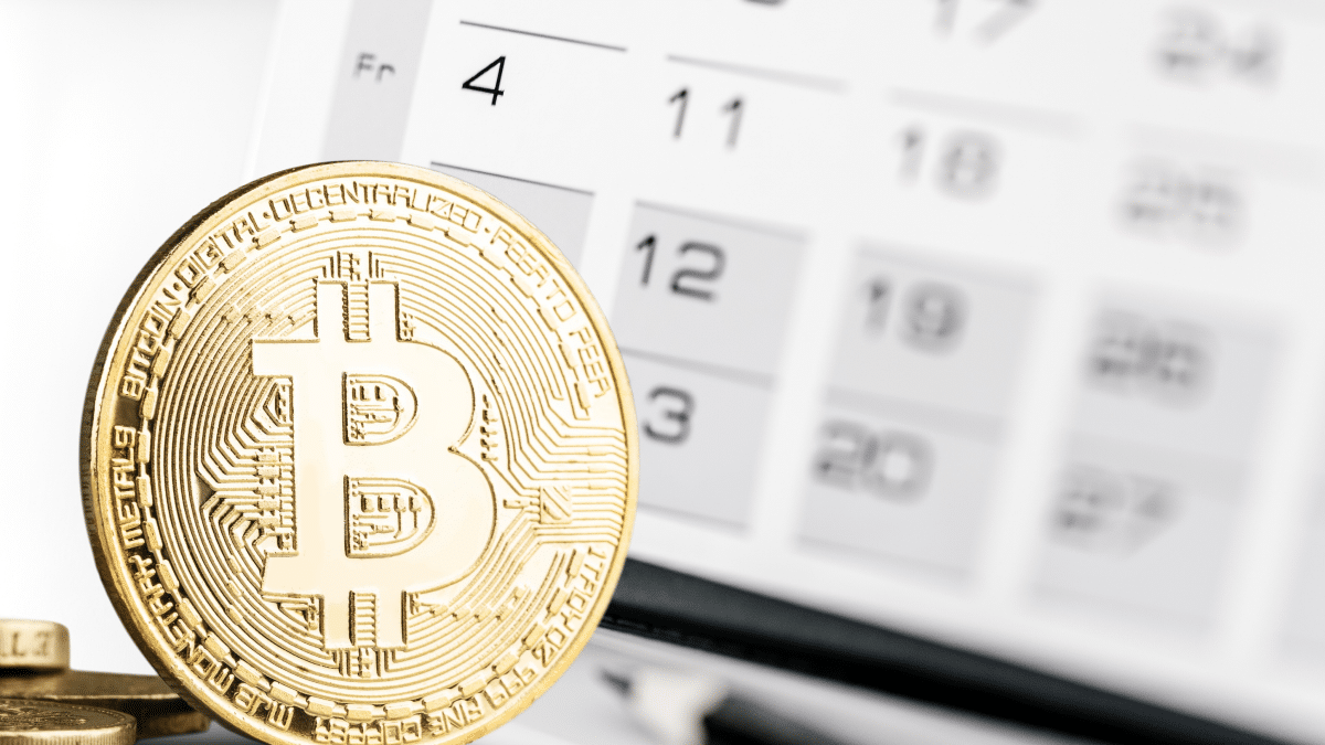 moneda con el simbolo de bitcoin al frente de un calendario