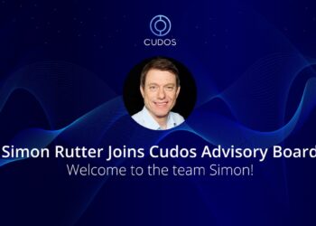 Foto del nuevo asesor de Cudos, Simon Rutter en fondo azul.