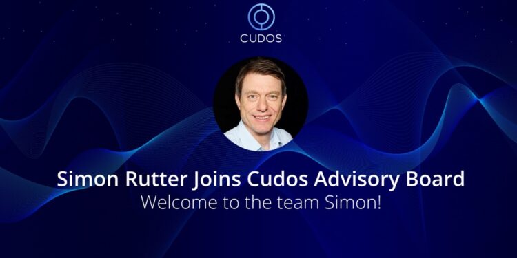 Foto del nuevo asesor de Cudos, Simon Rutter en fondo azul.
