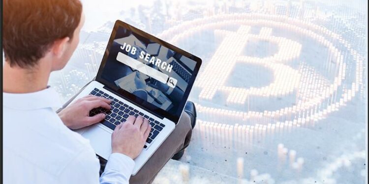 Hay todo tipo de empleos en la industria de las criptomonedas. Composición por CriptoNoticias. Fuente: peterschreiber.media,Song_about_summer / adobe.stock.