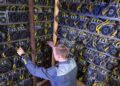 El personal especializado se encarga de hacer mantenimiento a los equipos ASIC de manera periódica - Granja de minería de Bitcoin