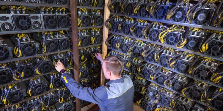 El personal especializado se encarga de hacer mantenimiento a los equipos ASIC de manera periódica - Granja de minería de Bitcoin