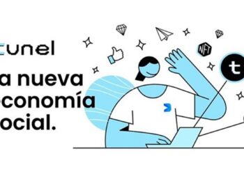 Dibujo animado escribiendo en una laptop e iconos de RRSS volando